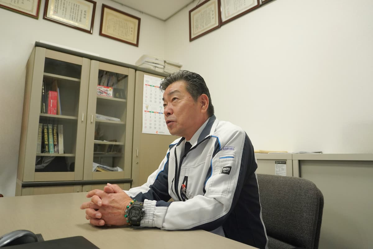 代表取締役社長：両角