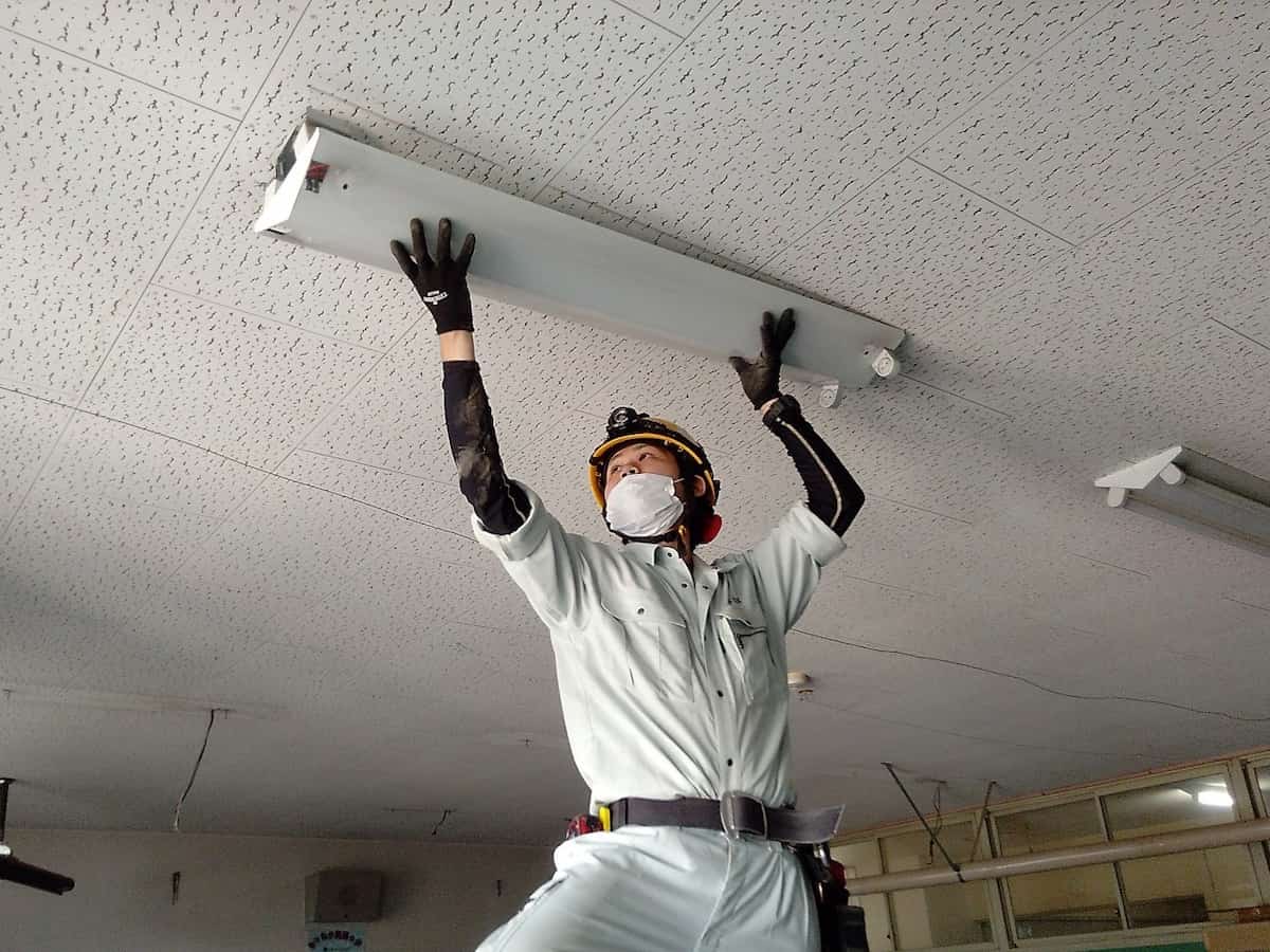 教室内の蛍光灯を設置しています。