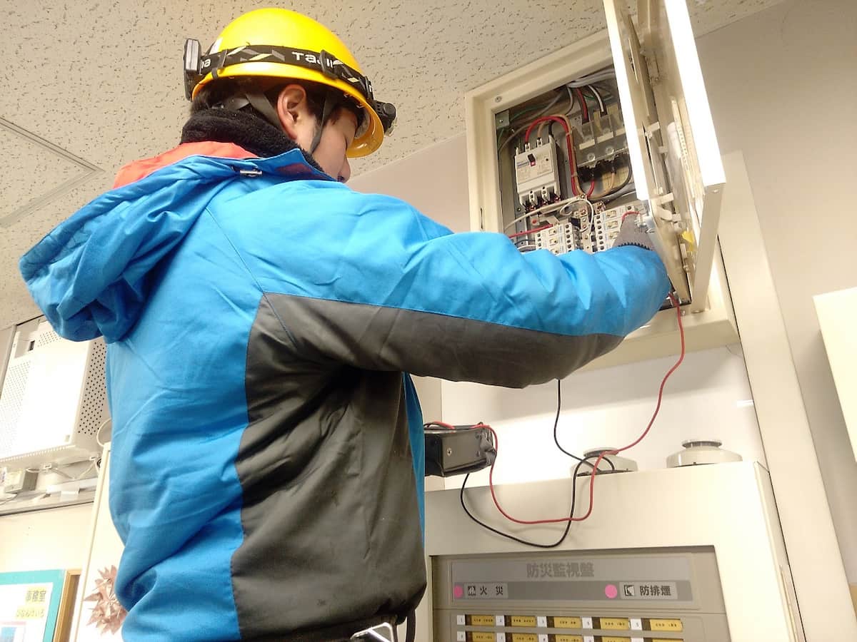 配電盤の電力を測定しています。